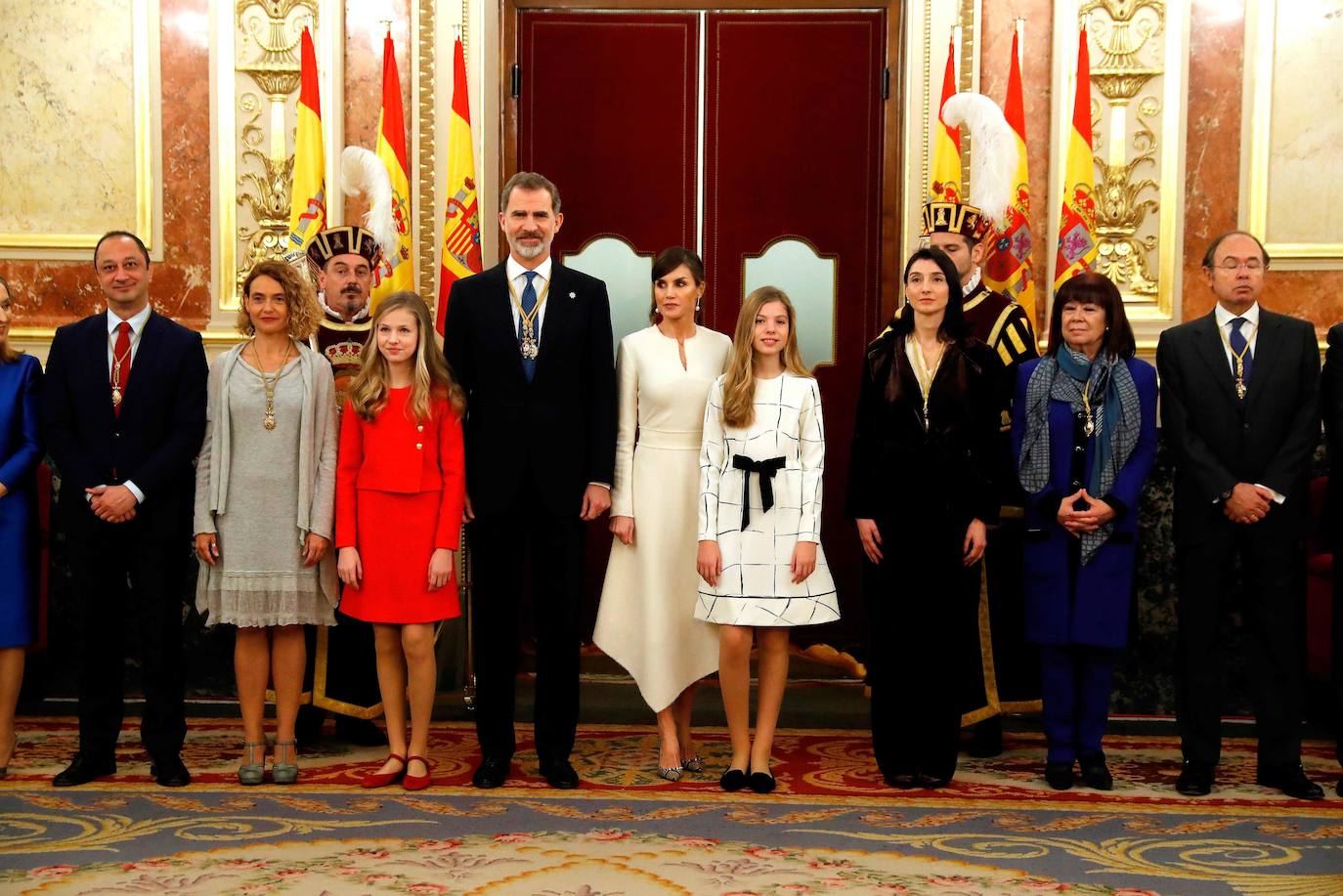 Con gesto serio, la Reina recupera su color fetiche para el estreno de la legislatura en el Congreso, para el que Leonor recupera el vestido que estrenó en Girona