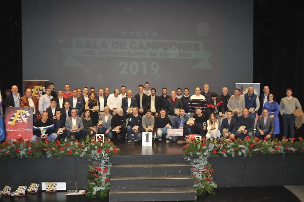 Foto de familia con los premiados en la gala del motor cántabro de la temporada 2019. 