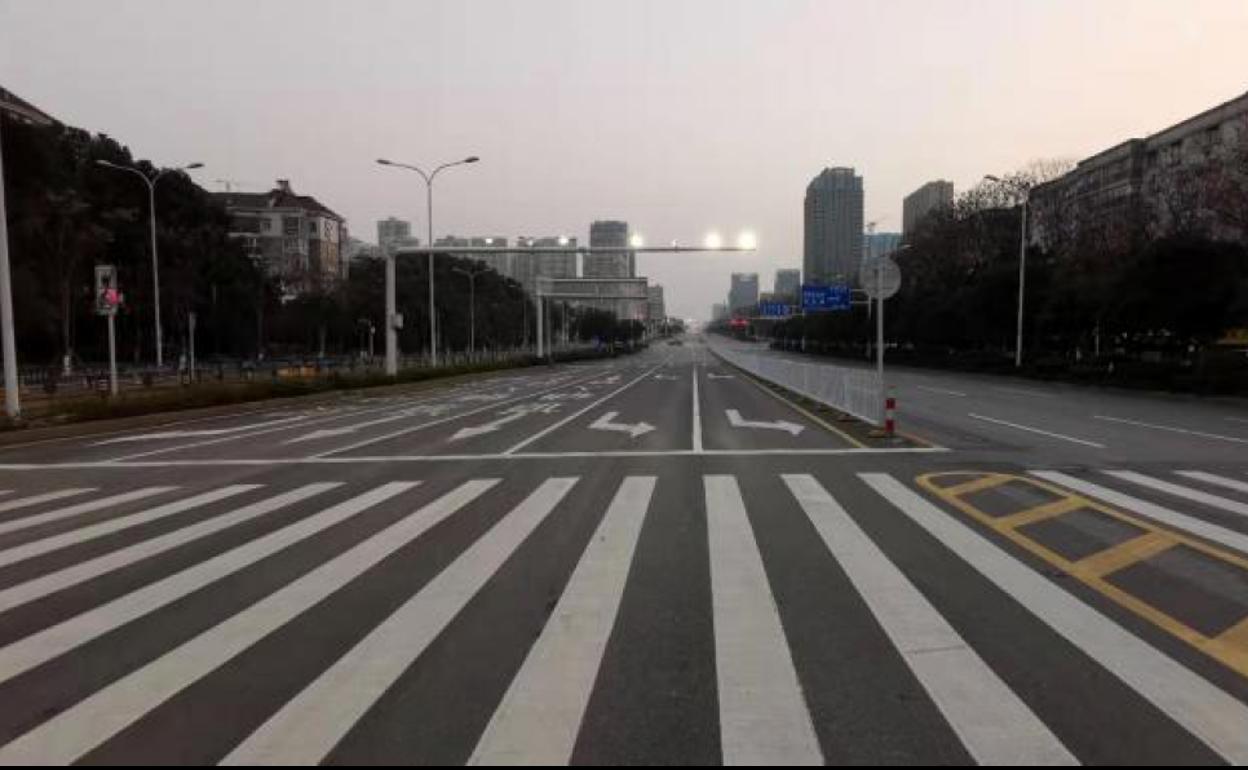 Las calles de Wuhan (China) permanecen desiertas.