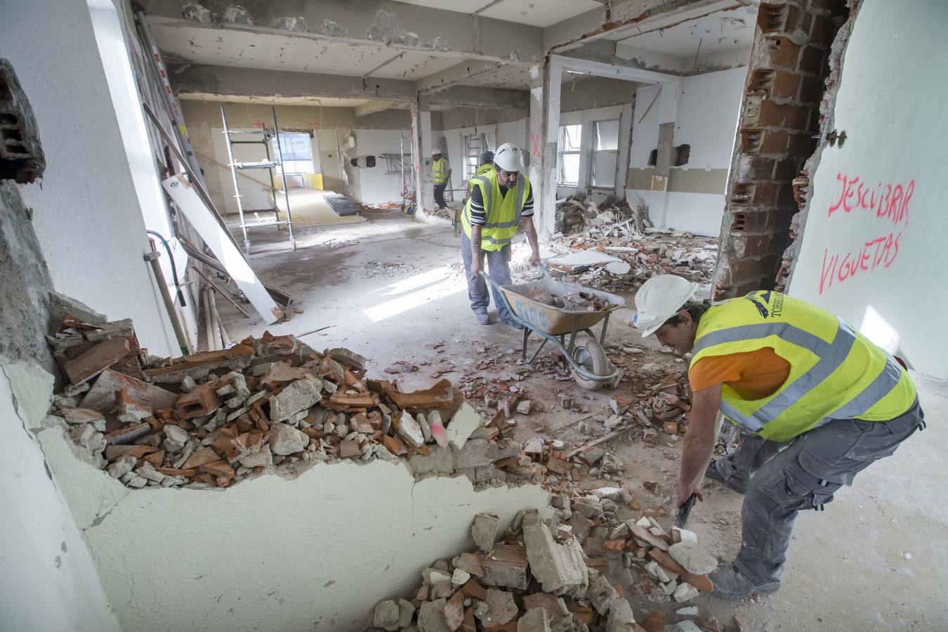 Las obras de la nueva Biblioteca Municipal de Santander en el barrio de La Florida han comenzado este lunes y se prolongarán durante ocho meses, hasta octubre, cuando ya se podrá comprobar el cambio que va a experimentar este espacio, que tendrá una terraza superior accesible y un anfiteatro para actividades. La alcaldesa de Santander, Gema Igual, acompañada del concejal de Fomento, César Díaz, y de la concejala de Cultura, María Luisa Sanjuán, han asistido hoy al inicio de los trabajos, que ejecuta la empresa SIEC y que suponen una inversión municipal de 1,3 millones de euros.