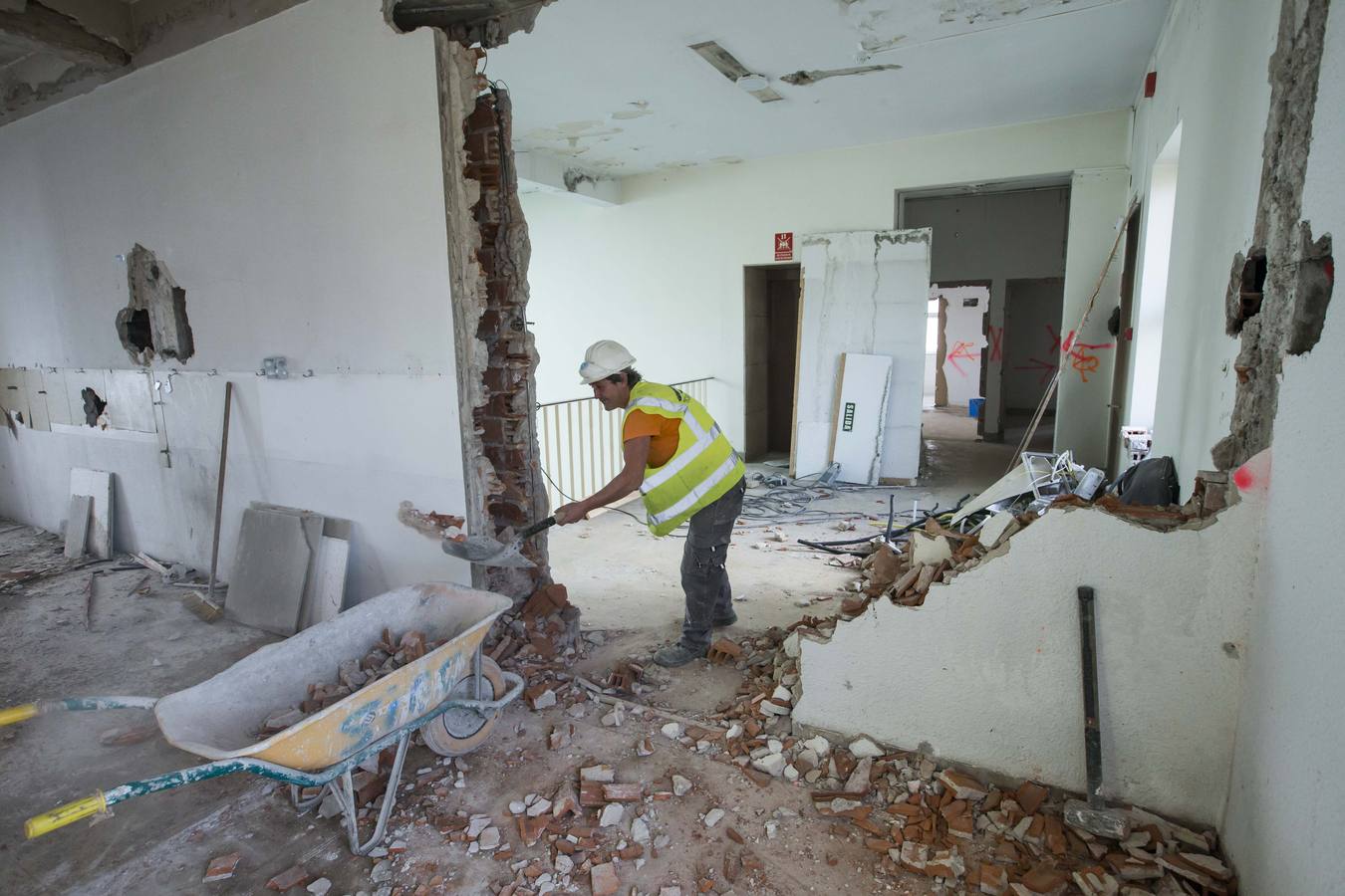 Las obras de la nueva Biblioteca Municipal de Santander en el barrio de La Florida han comenzado este lunes y se prolongarán durante ocho meses, hasta octubre, cuando ya se podrá comprobar el cambio que va a experimentar este espacio, que tendrá una terraza superior accesible y un anfiteatro para actividades. La alcaldesa de Santander, Gema Igual, acompañada del concejal de Fomento, César Díaz, y de la concejala de Cultura, María Luisa Sanjuán, han asistido hoy al inicio de los trabajos, que ejecuta la empresa SIEC y que suponen una inversión municipal de 1,3 millones de euros.