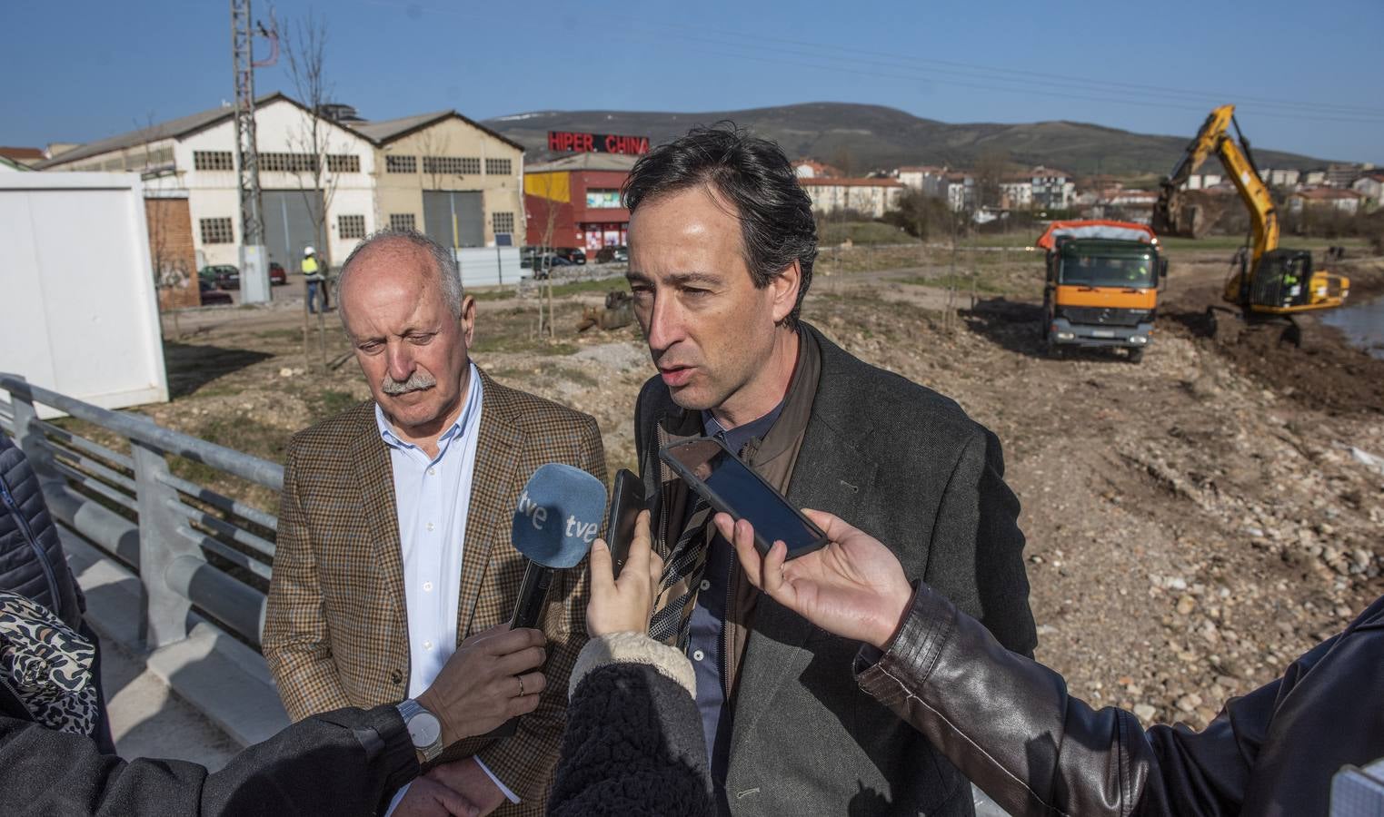 Comenzaron las obras de limpieza de los ríos Híjar y Ebro a su paso por las localidades de Reinosa y Matamorosa (Campoo de Enmedio) para evitar nuevas inundaciones como las del pasado mes de diciembre, cuando se produjo el desbordamiento de dichos ríos como consecuencia de las fuertes lluvias, anegando varias zonas urbanas, lo que provocó cuantiosos daños materiales.