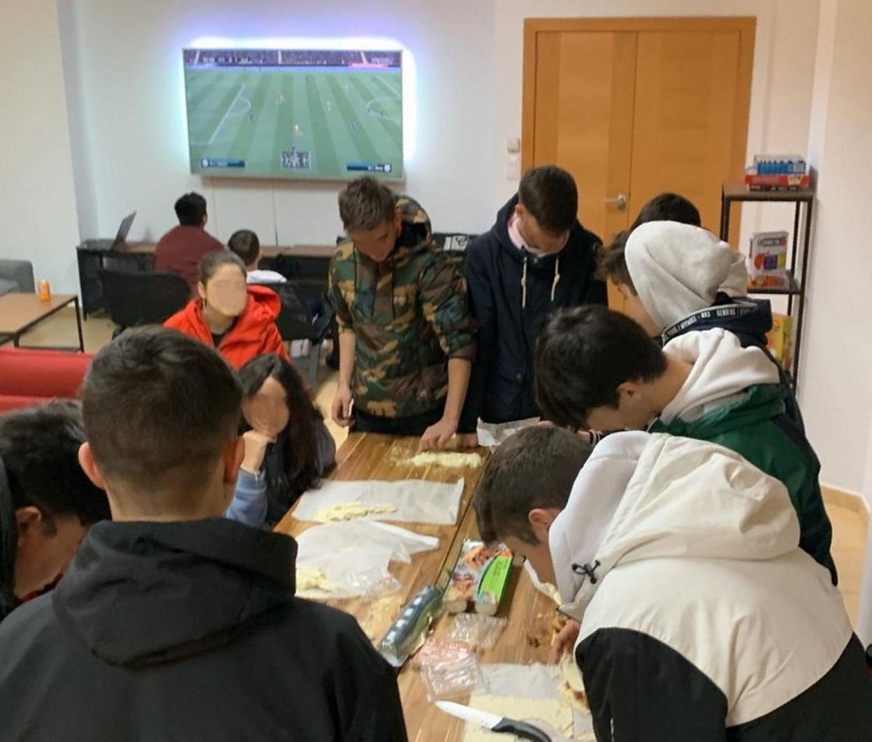 Los jóvenes participan en un taller de cocina.