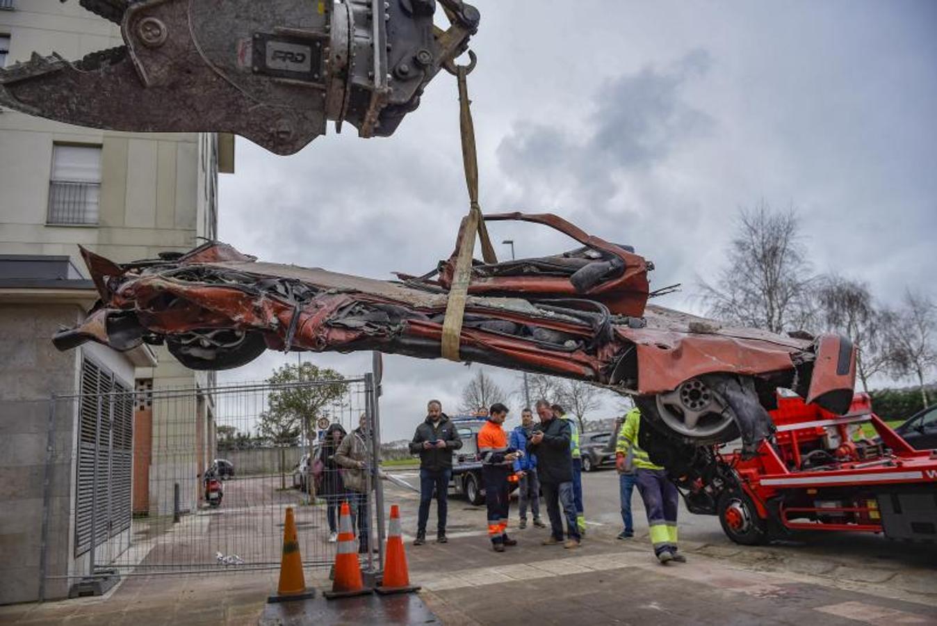 Fotos: Sacan los coches destrozados de Nueva Montaña