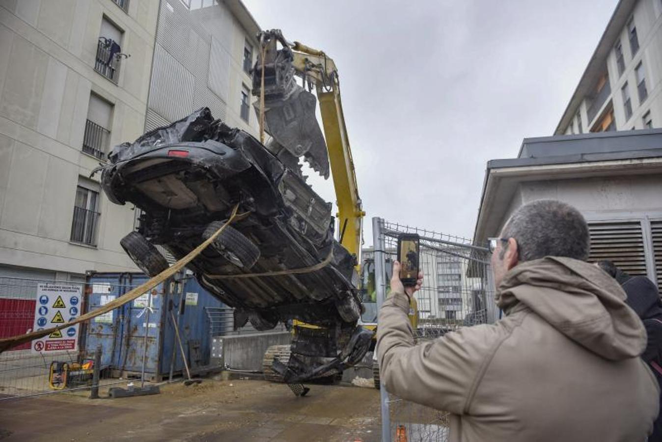 Fotos: Sacan los coches destrozados de Nueva Montaña