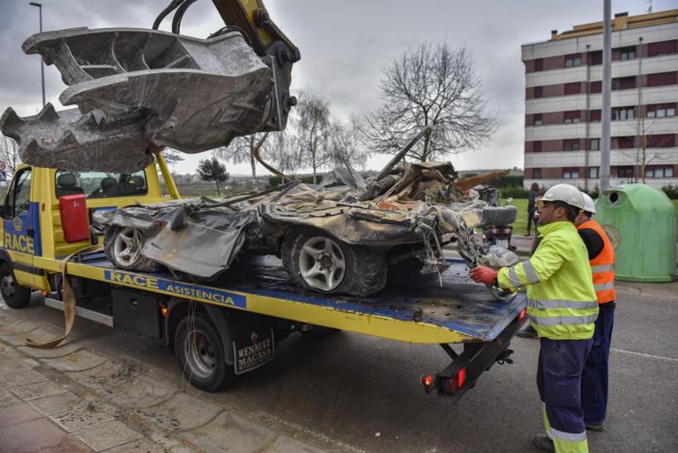 Fotos: Sacan los coches destrozados de Nueva Montaña