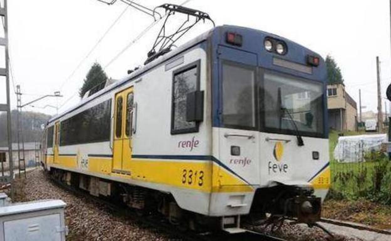 Un argayo corta la línea ferroviaria entre Llanes y Unquera