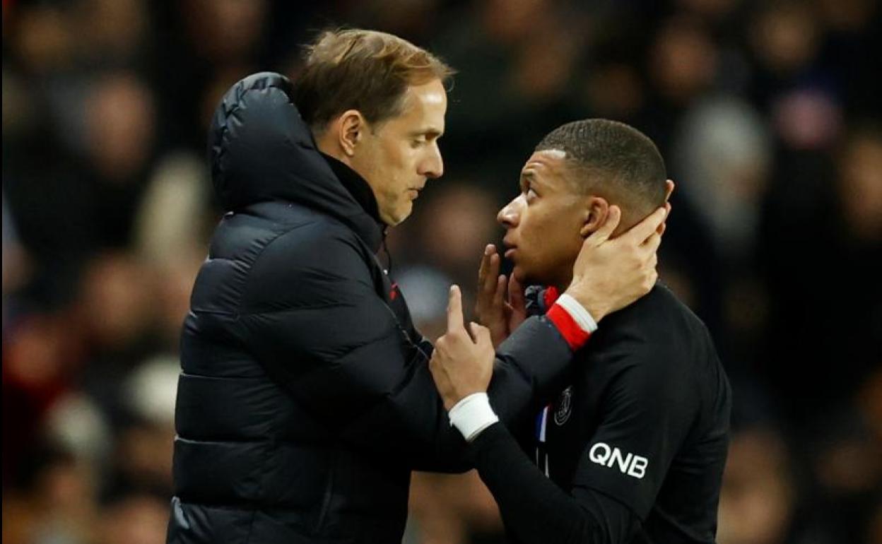 Mbappé se encara con Tuchel tras ser sustituido en el partido del PSG contra el Montpellier. 