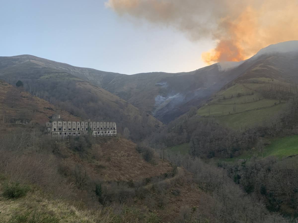 El fuego palidece aún más el paisaje invernal de los pastos en Vega de Pas y los expertos alertan del deterioro de la calidad del suelo