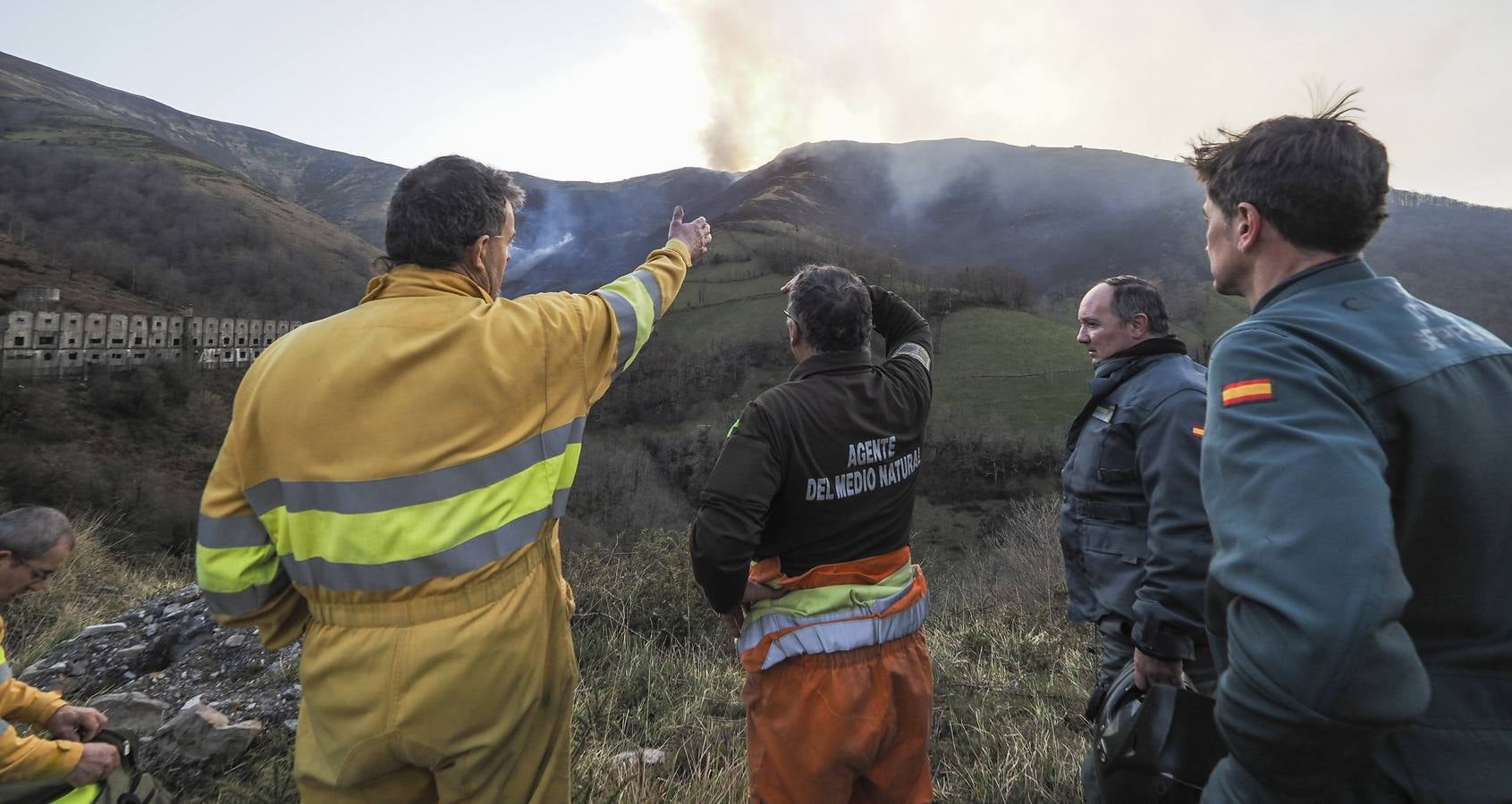 El fuego palidece aún más el paisaje invernal de los pastos en Vega de Pas y los expertos alertan del deterioro de la calidad del suelo