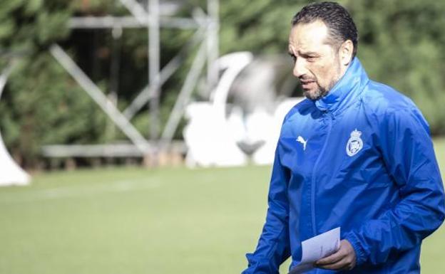 José Luis Oltra, durante su entrenamiento de esta mañana.