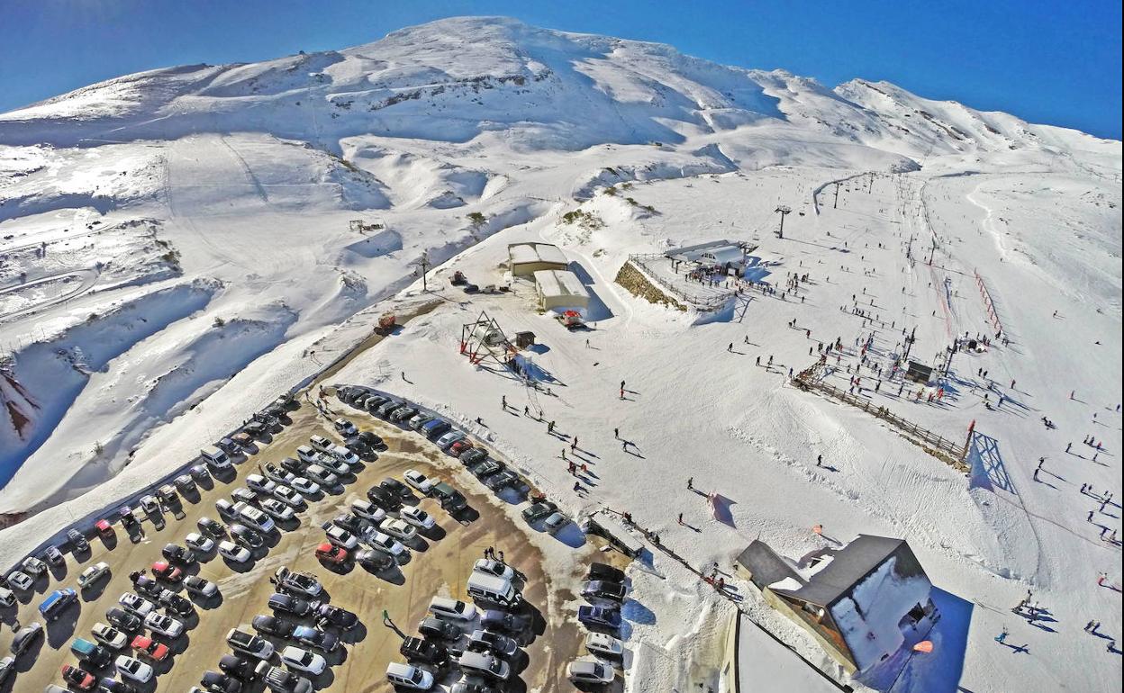 Imagen de Alto Campoo en temporada alta y con nieve en todas sus pistas.