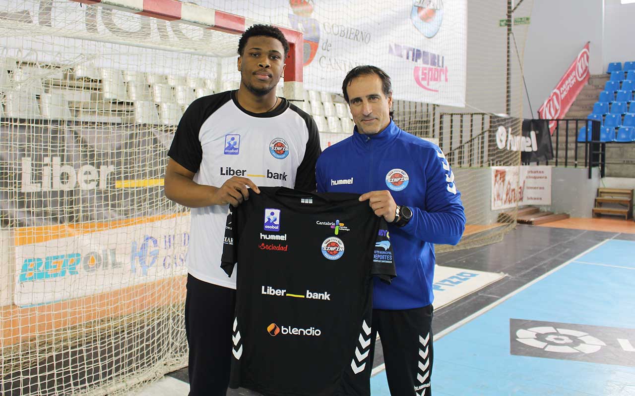 Elcio Carvalho posa junto al entrenador Rodrigo Reñones en La Albericia.