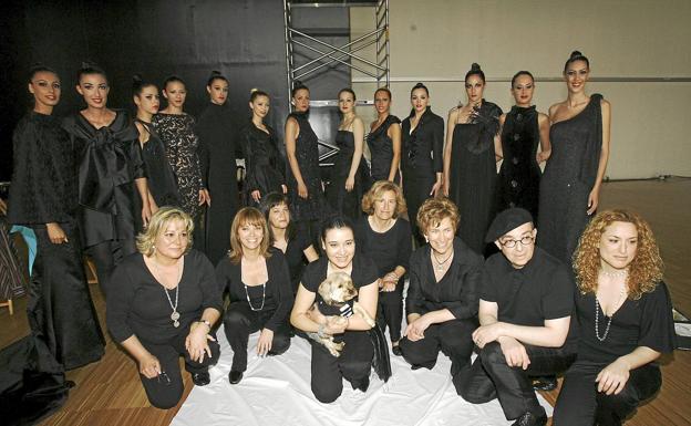 Imagen. Equipo y modelos que participaron en el desfile de Luis Alonso que se celebró en 2008 en el Palacio de Festivales.