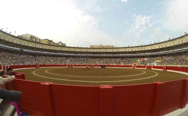 Vista general dela plaza de toros de Cuatro Caminos, en Santander, durante la Feria de Santiago