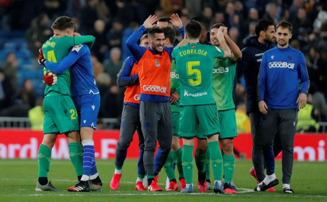 Los jugadores de la Real Sociedad celebran el pase a semifinales.