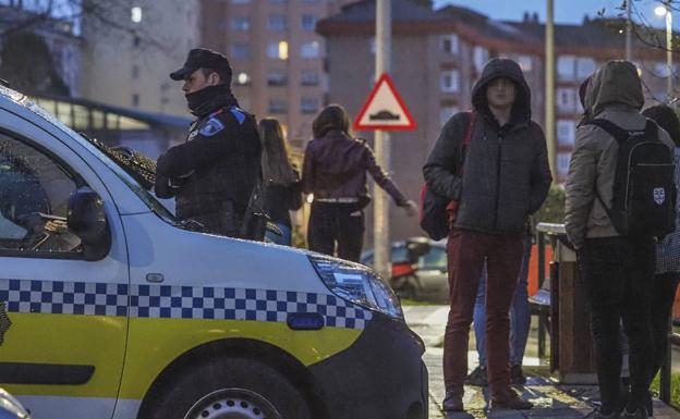 Agentes de la Policía Local de Santander vigilan una zona frecuentada por jóvenes.