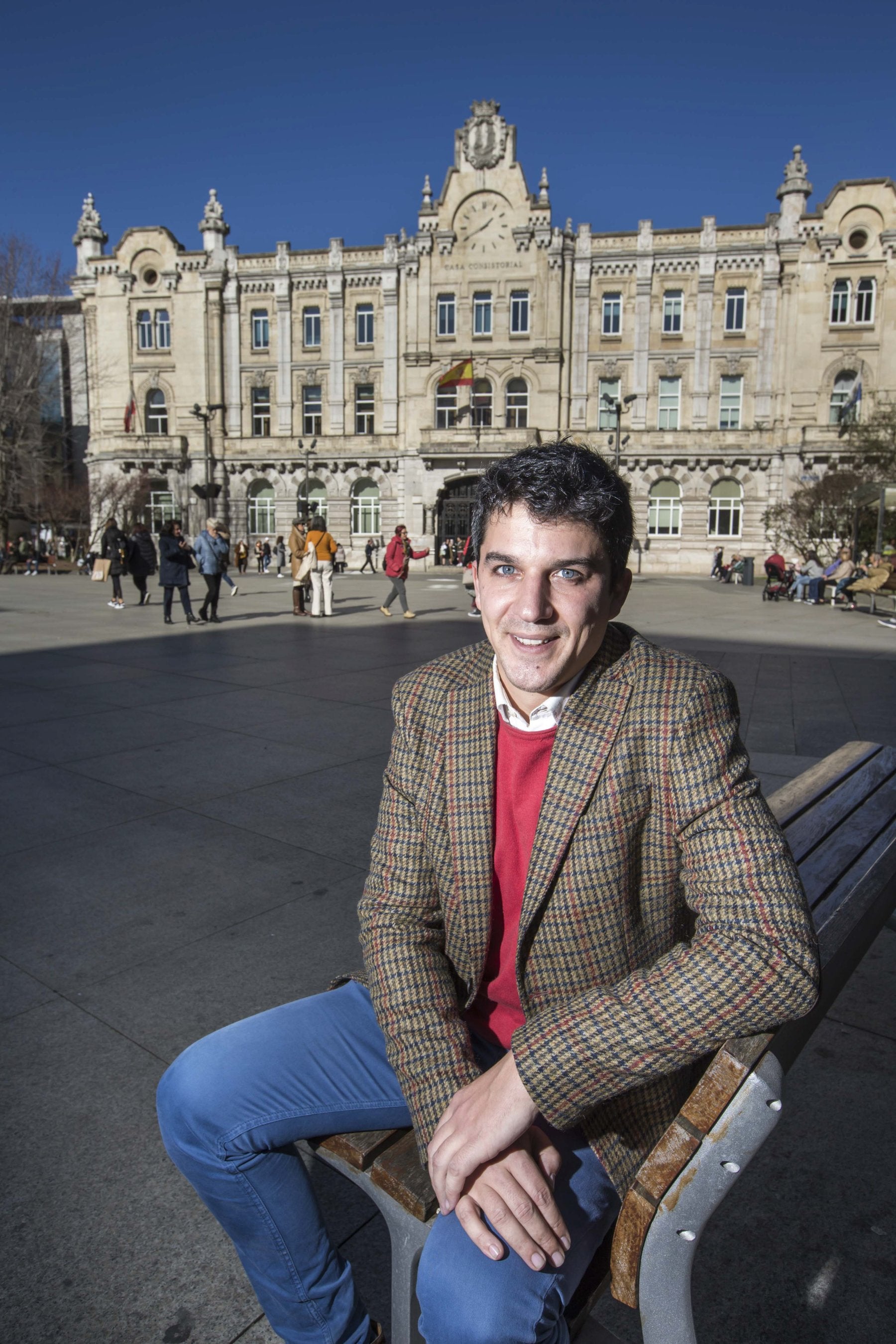 Daniel Fernández, en la plaza del Ayuntamiento. ::