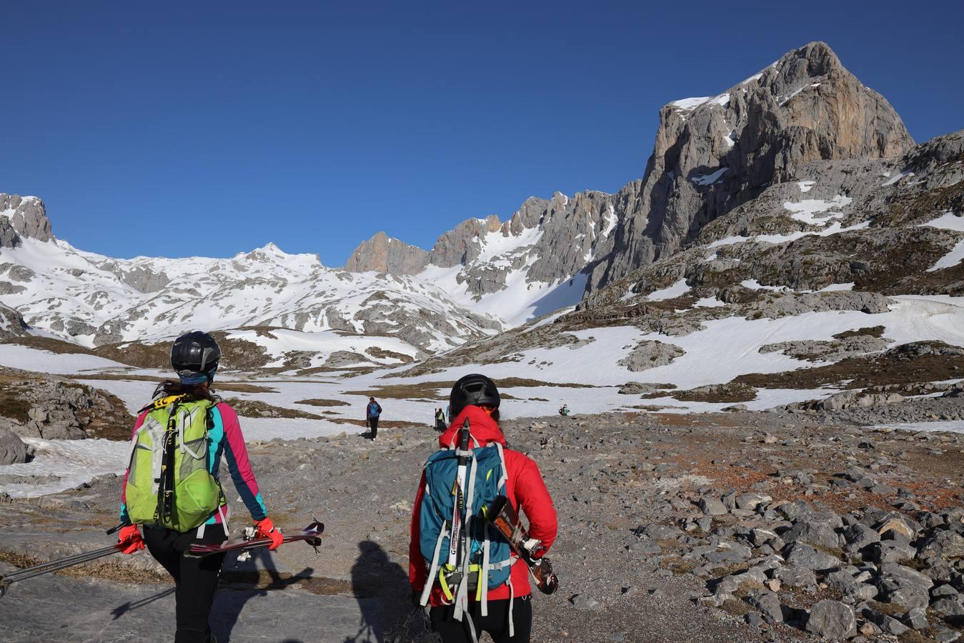 Esquiadoras con el fondo del macizo Central de Picos de Europa.