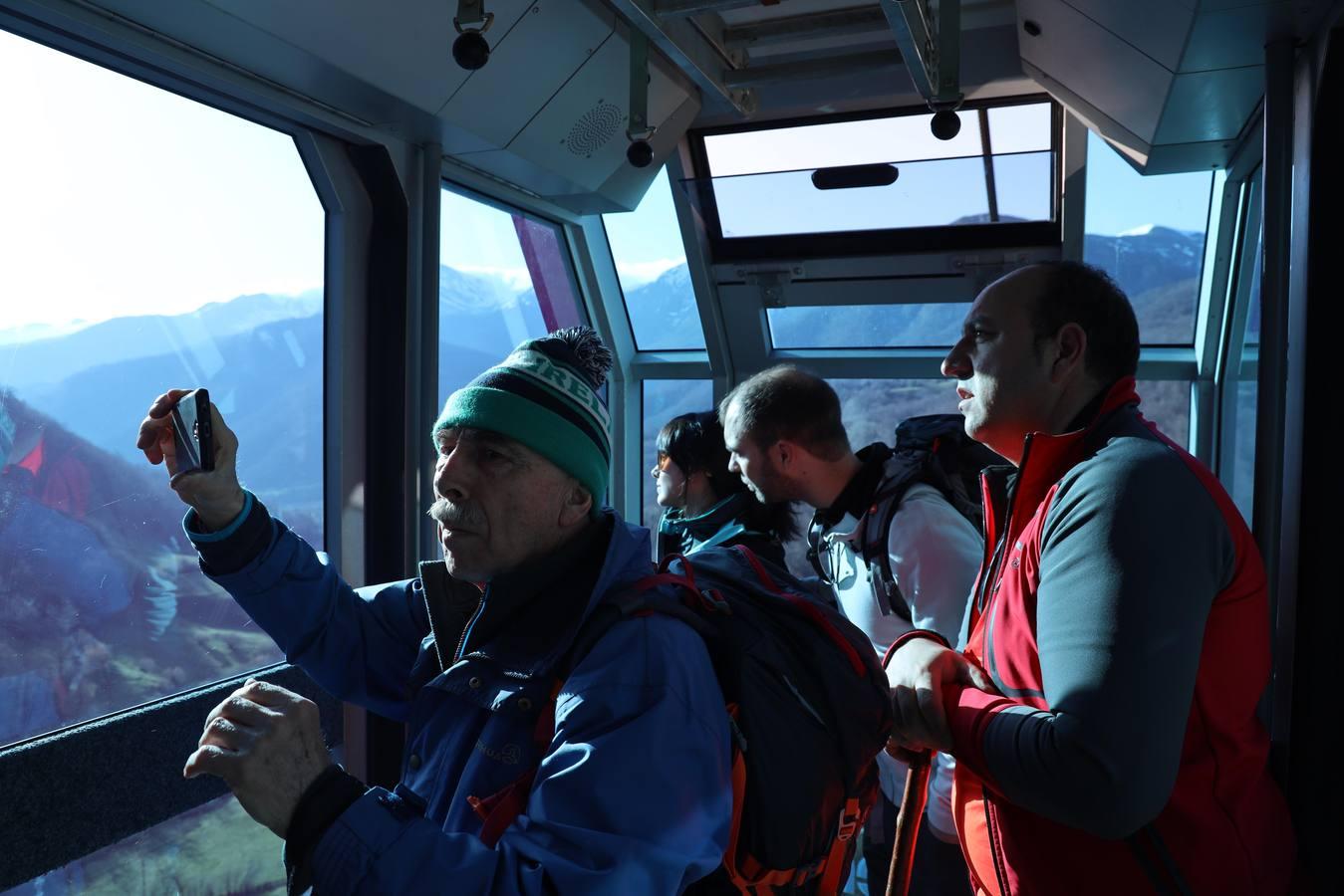 Fotografiando el entorno desde el interior de la cabina del teleférico.