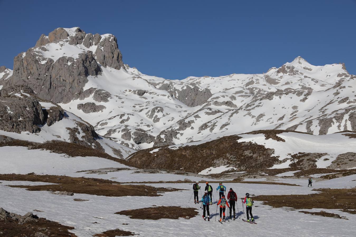 Grupo de esquiadores preparados para iniciar una ruta a la canal de San Luis.