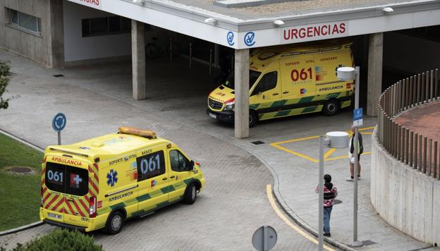 Ambulancias a la entrada del servicio de Urgencias del Hospital Valdecilla. :: maría gil