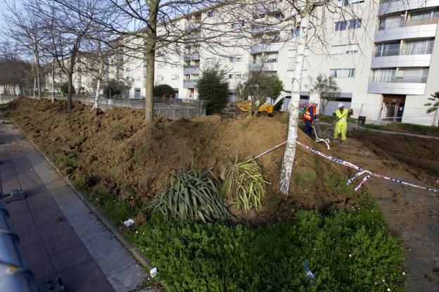 Los operarios han apartado a un lado montones de tierra retirados del parque sobre los garajes 1 y 2. 