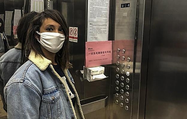 En los ascensores hay pañuelos de papel para no tocar directamente los botones. En la imagen, Miriam Gallego. :