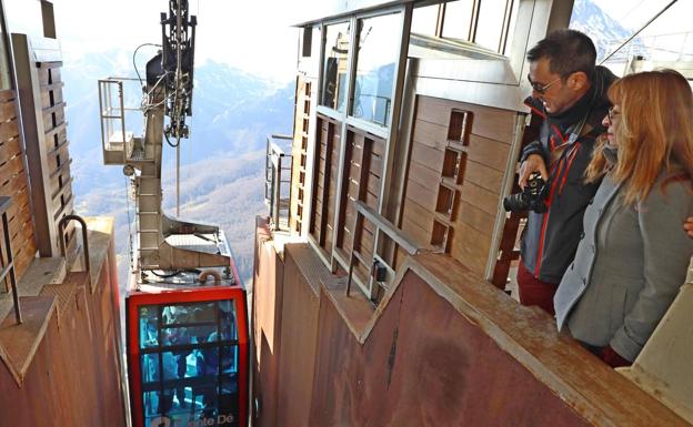 Imagen. Una pareja de Mallorca contempla la llegada del teleférico a la Estación Superior.