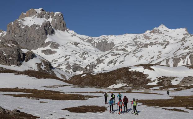 Imagen. Grupo de esquiadores preparados para iniciar una ruta a la canal de San Luis este mismo viernes por la mañana.