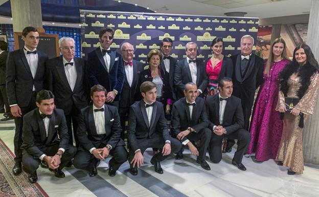 Foto de familia de todos los premiados en la gala de anoche de la familia Renedo.