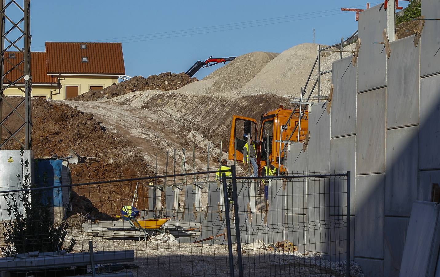 Los vecinos más afectados por las obras del nuevo vial de la autovía se quejan de la inseguridad y la suciedad del barrio