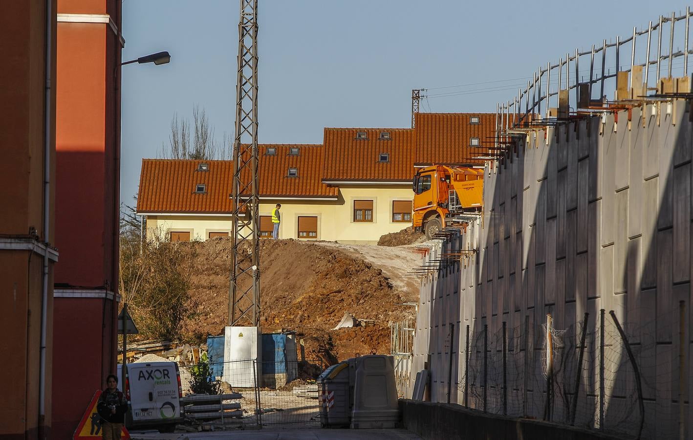 Los vecinos más afectados por las obras del nuevo vial de la autovía se quejan de la inseguridad y la suciedad del barrio