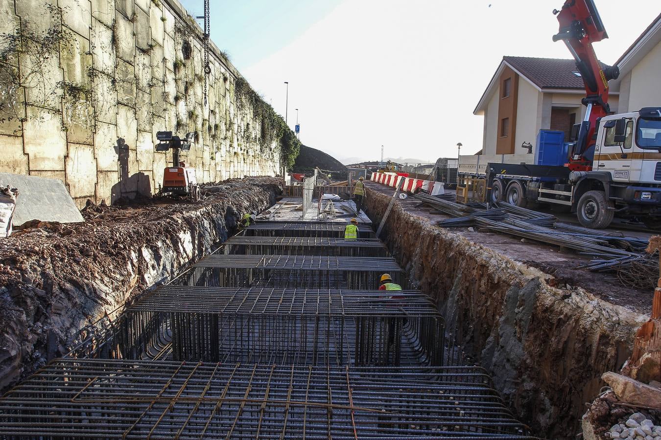 Los vecinos más afectados por las obras del nuevo vial de la autovía se quejan de la inseguridad y la suciedad del barrio