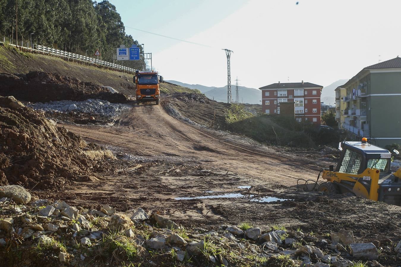 Los vecinos más afectados por las obras del nuevo vial de la autovía se quejan de la inseguridad y la suciedad del barrio