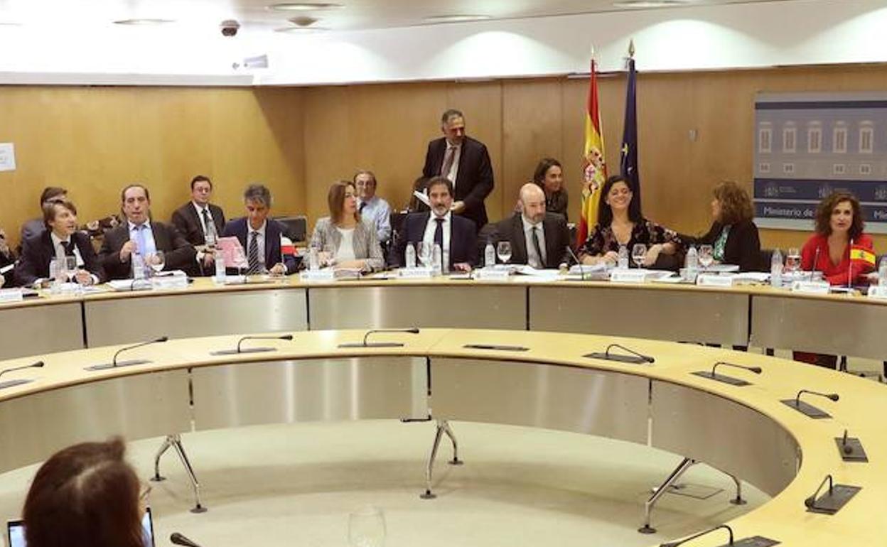 La consejera de Economía de Cantabria, María Sánchez, junto a otros consejeros en la reunión de ayer.