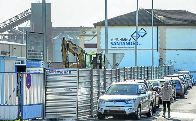 Antonio López. Entre la Zona Franca y el acceso que hay junto a la Biblioteca Central. 