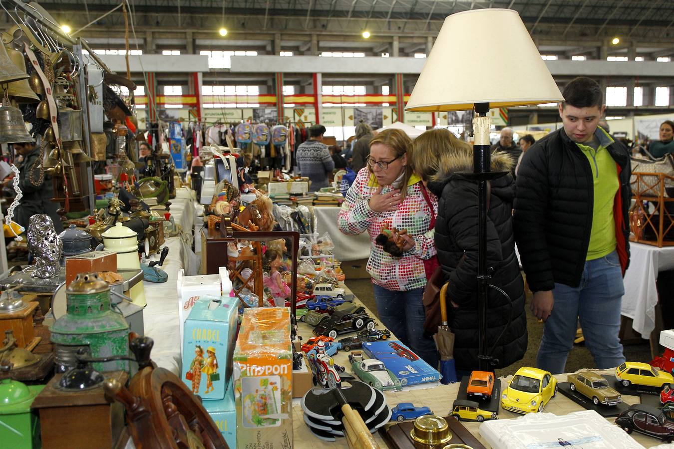 En la jornada de este domingo concluye la octava edición de la feria Recíclate, dedicada al reciclaje y el consumo responsable, que se celebra desde hoy con éxito de participación y público en el Mercado Nacional de Ganados de Torrelavega. La lluvia ayudó a que cientos de personas, algunas procedentes de regiones limítrofes, acudieran a ver la muestra desde primera hora.