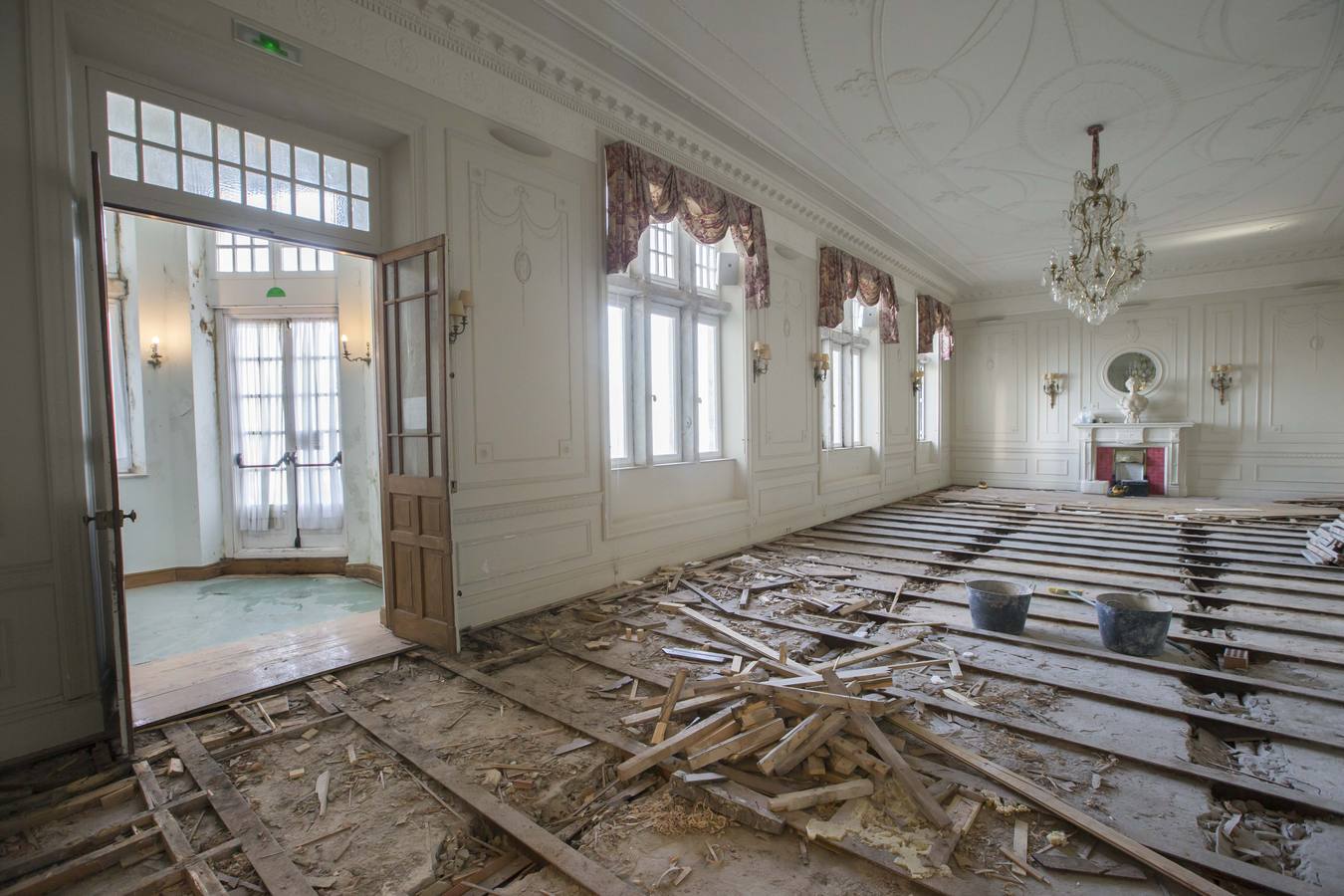 La renovación del icono de La Magdalena pretende mantener su esencia y su estética clásica, por lo que la mayor parte de los materiales utilizados son idénticos a los que sustituye | Las intervenciones en el edificio comenzaron en noviembre y está previsto que terminen para mayo, antes de que comiencen los cursos de verano de la UIMP