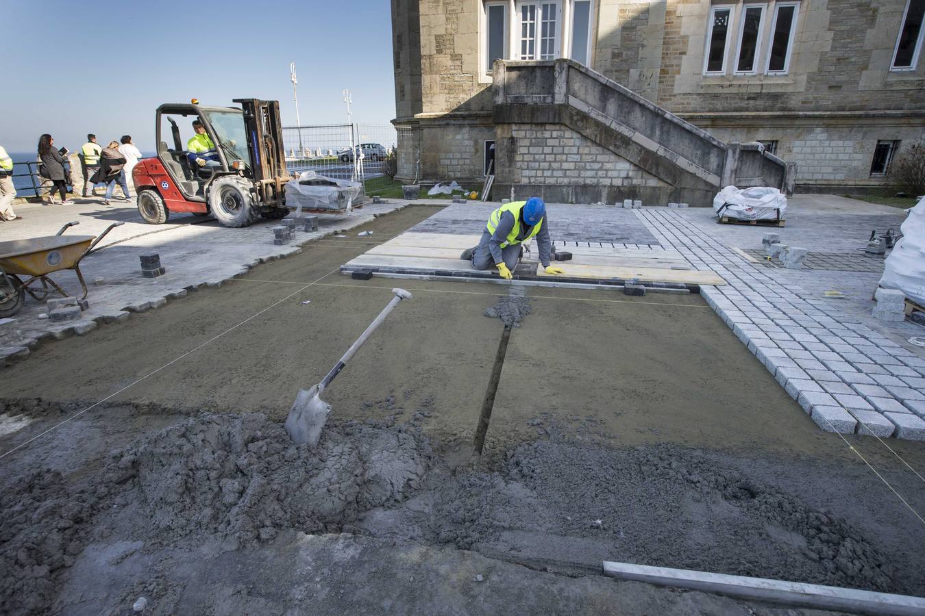 La renovación del icono de La Magdalena pretende mantener su esencia y su estética clásica, por lo que la mayor parte de los materiales utilizados son idénticos a los que sustituye | Las intervenciones en el edificio comenzaron en noviembre y está previsto que terminen para mayo, antes de que comiencen los cursos de verano de la UIMP