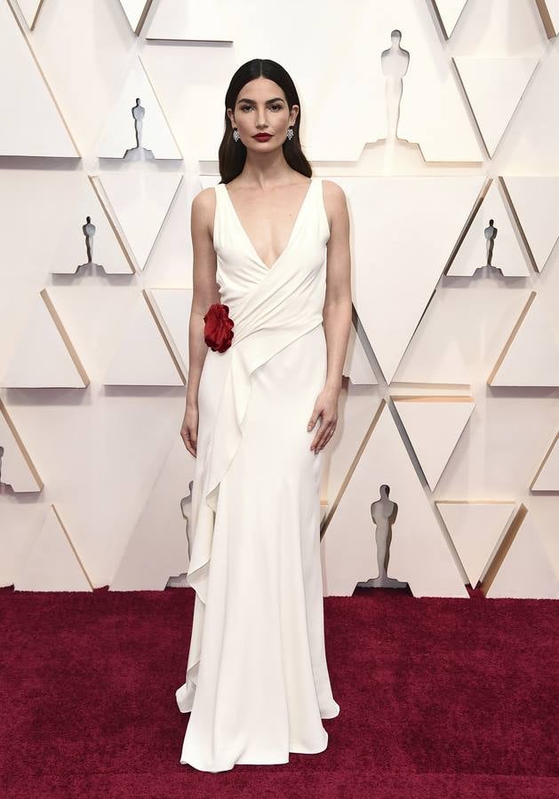 La modelo Lily Aldrige fue una de las primeras en llegar a la alfombra roja. La top eligió un vestido blanco 'wrap' rematado con una flor roja en la cintura de Ralph Lauren. Una elección sencilla que combinó con unas sandalias de tiras de Jimmy Choo del mismo color.