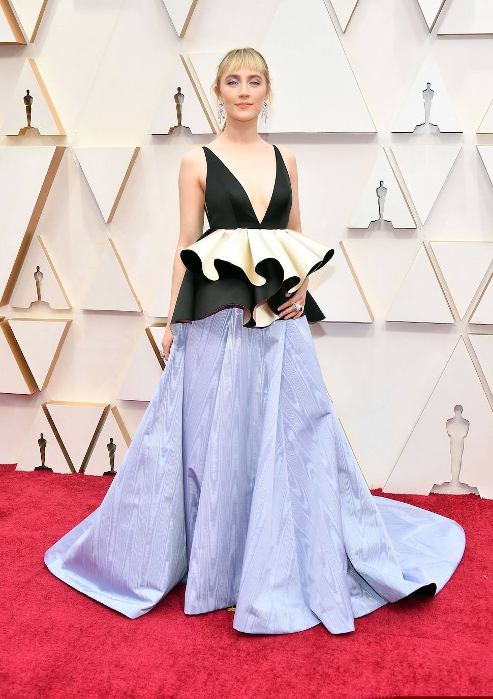 Saoirse Ronan, la actriz nominada a Mejor Actriz por su papel de Jo en Mujercitas, se decantó con este vestido de Gucci bastante original con un maxi peplum y falda en otro tono.