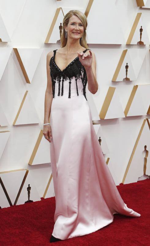 La actriz Laura Dern, que se llevó el Oscar a Mejor Actriz de Reparto, eligió un vestido rosa empolvado con abalorios en negro de Armani Privé. ¿Qué os parece?