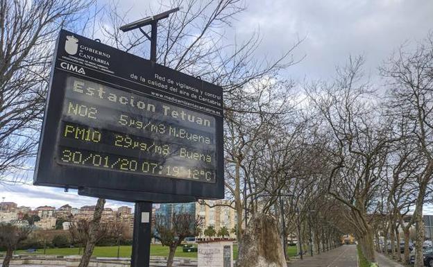 Uno de los paneles informativos de la Red de Vigilancia de la Calidad del Aire, localizado en El Sardinero, en Santander.