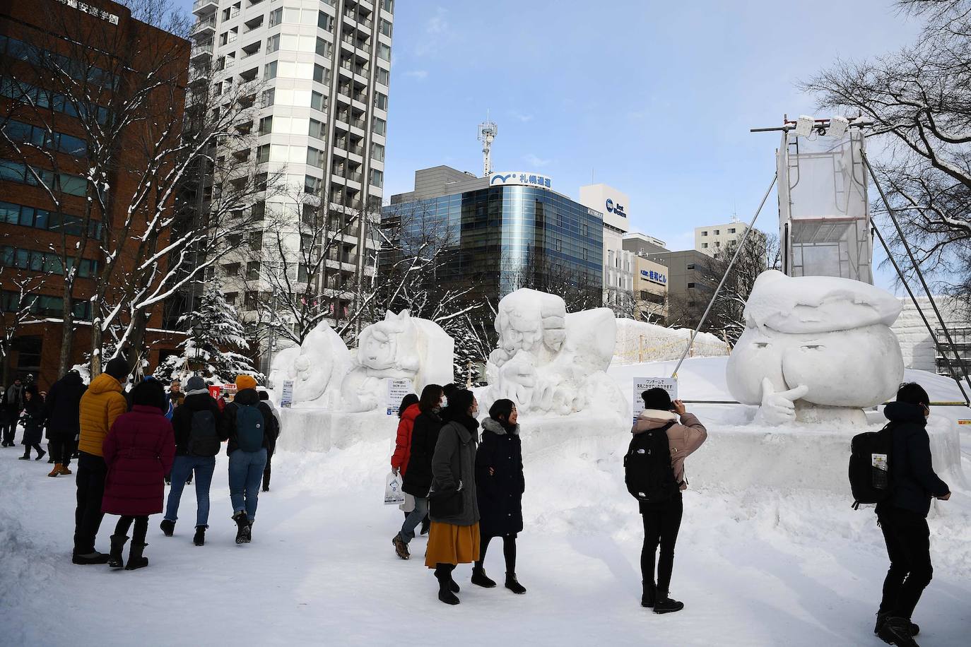 Decenas de miles de turistas se acercan cada año a Sapporo, en el norte de Japón, para contemplar las 200 esculturas de hielo presentadas durante el Festival de la Nieve, aunque esta última ha brillado por su ausencia este año. A causa de las temperaturas demasiado suaves de este año, las precipitaciones no bastaron y los organizadores se las tuvieron que ingeniar para poder construir las esculturas pese a la enorme escasez de materia prima. «La falta de nieve es inaudita. Tuvimos que traerla de lugares a los que nunca antes habíamos tenido que recurrir», como Niseko, una ciudad situada a unos 60 kiómetros de Sapporo, explica Yumato Sato, un responsable de la organización del Festival de nieve.