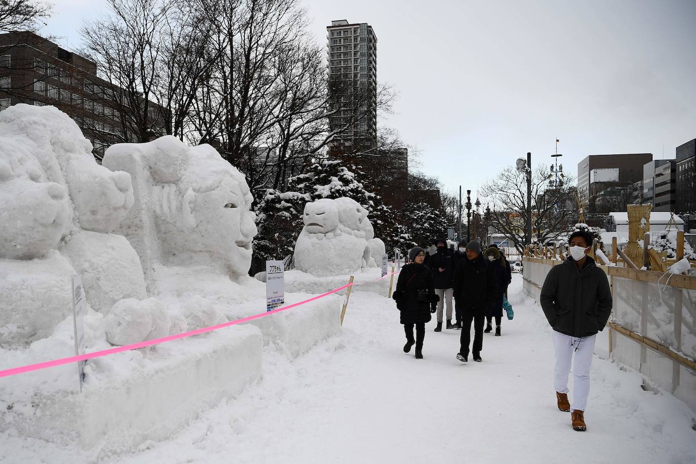 Decenas de miles de turistas se acercan cada año a Sapporo, en el norte de Japón, para contemplar las 200 esculturas de hielo presentadas durante el Festival de la Nieve, aunque esta última ha brillado por su ausencia este año. A causa de las temperaturas demasiado suaves de este año, las precipitaciones no bastaron y los organizadores se las tuvieron que ingeniar para poder construir las esculturas pese a la enorme escasez de materia prima. «La falta de nieve es inaudita. Tuvimos que traerla de lugares a los que nunca antes habíamos tenido que recurrir», como Niseko, una ciudad situada a unos 60 kiómetros de Sapporo, explica Yumato Sato, un responsable de la organización del Festival de nieve.