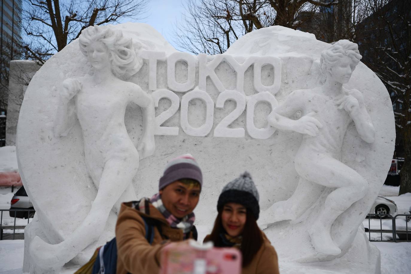 Decenas de miles de turistas se acercan cada año a Sapporo, en el norte de Japón, para contemplar las 200 esculturas de hielo presentadas durante el Festival de la Nieve, aunque esta última ha brillado por su ausencia este año. A causa de las temperaturas demasiado suaves de este año, las precipitaciones no bastaron y los organizadores se las tuvieron que ingeniar para poder construir las esculturas pese a la enorme escasez de materia prima. «La falta de nieve es inaudita. Tuvimos que traerla de lugares a los que nunca antes habíamos tenido que recurrir», como Niseko, una ciudad situada a unos 60 kiómetros de Sapporo, explica Yumato Sato, un responsable de la organización del Festival de nieve.