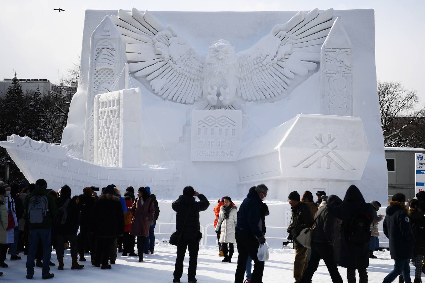 Decenas de miles de turistas se acercan cada año a Sapporo, en el norte de Japón, para contemplar las 200 esculturas de hielo presentadas durante el Festival de la Nieve, aunque esta última ha brillado por su ausencia este año. A causa de las temperaturas demasiado suaves de este año, las precipitaciones no bastaron y los organizadores se las tuvieron que ingeniar para poder construir las esculturas pese a la enorme escasez de materia prima. «La falta de nieve es inaudita. Tuvimos que traerla de lugares a los que nunca antes habíamos tenido que recurrir», como Niseko, una ciudad situada a unos 60 kiómetros de Sapporo, explica Yumato Sato, un responsable de la organización del Festival de nieve.