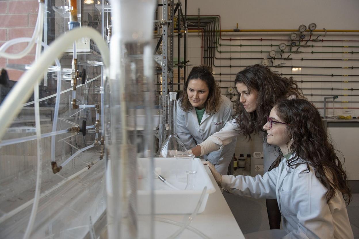 De izquierda a derecha, Marta Romay, Andrea Arguillarena y Cristina González, la semana pasada, en el laboratorio de prácticas de Ingeniería Química de la UC. 