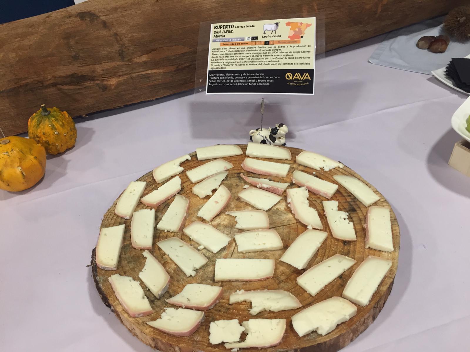 Los aficionados al queso tienen hasta el 21 de febrero una nueva cita para disfrutar, como auténticos ratones, de los sabores, texturas y armonías que ofrecen los quesos que se elaboran en la región, así como otras elaboraciones nacionales y europeas que se pueden degustar desde este miércoles en IES Fuente Fresnedo de Laredo . l jueves día 13, los alumnos de recibirán en el aula taller de cocina, a José María Alonso de la quesería artesana Quesoba, quien les hablará sobre la elaboración del queso con leche cruda de vaca, proveniente de pastos de alta montaña para mantener todas las propiedades originales y las bacterias lácticas naturales, beneficiosas para el organismo, como el bífidus, los lactobacilos y el casei.Aquellos que quieran degustar un menú 'para ratones' podrán hacerlo previa reserva el viernes 14, con quesos españoles; y el jueves 20, con quesos cántabros, a un precio de 20 euros.